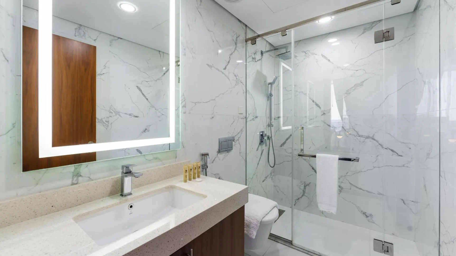 Maison Privee - Modern Business Bay Retreat With Dubai Canal Views 0*,